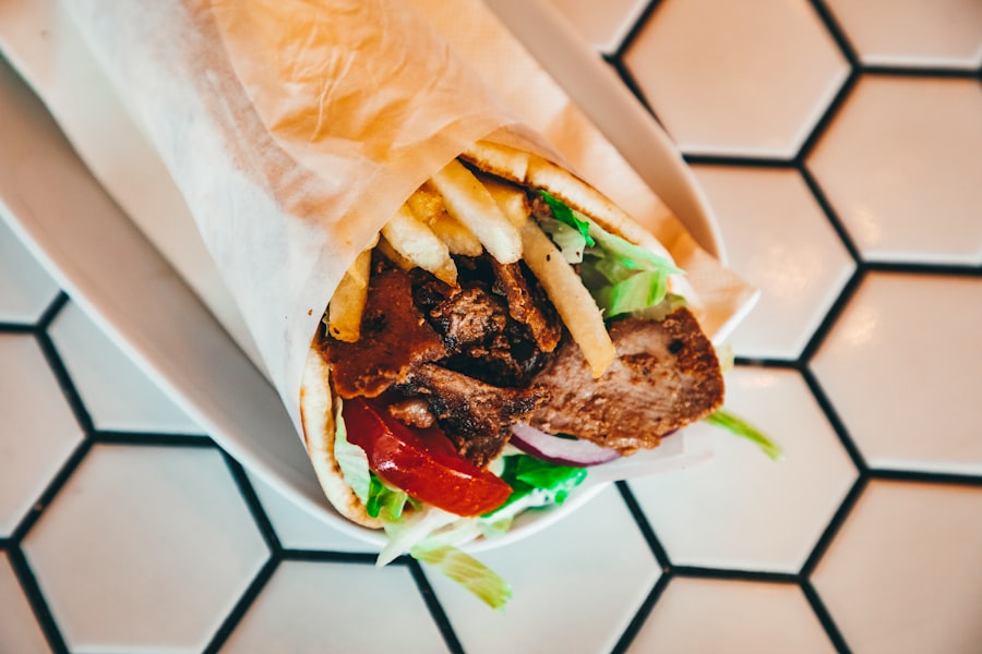 Döner kebab i pita med pommes frites